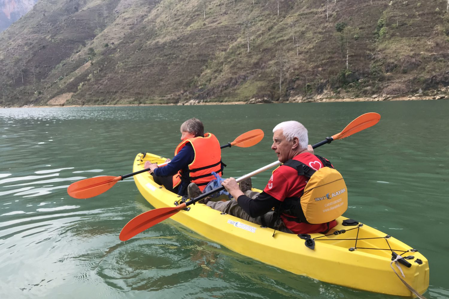 kayak at Nho que river- Ha Giang tour