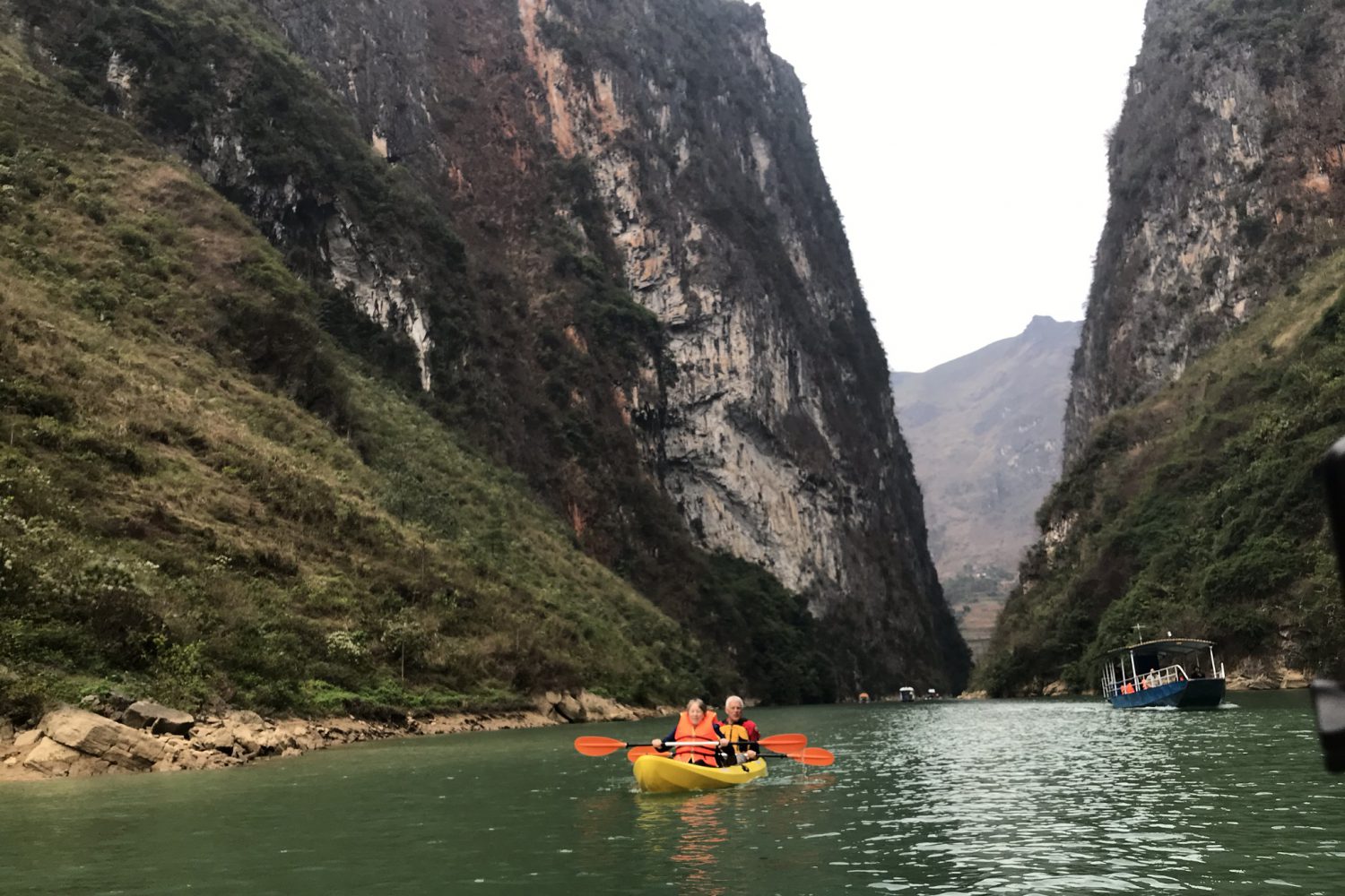 kayak at Nho que river- Ha Giang tour