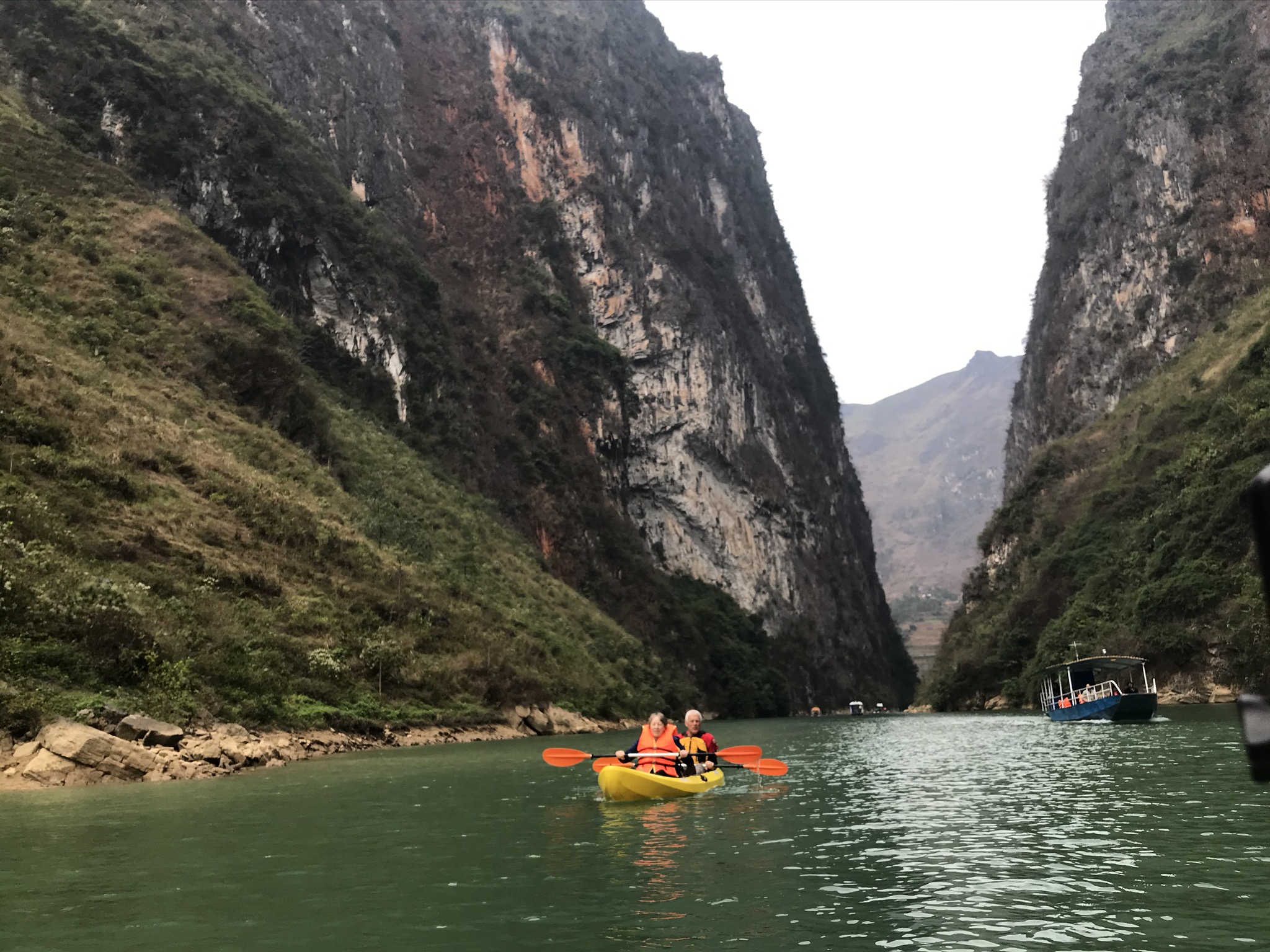 kayak at Nho que river- Ha Giang tour