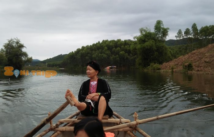 chèo thuyền trên hồ thác bà. zonitrip